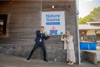サウナをプロデュースしたSauna Timesの瀬尾圭太さんと、フィンランド大使館職員のノーラ・シロラさん