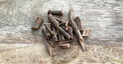 耕作放棄地を茶園へ再生する過程で出てくる、木の幹や茎という副産物を利用し製作したサスティナブルなお茶「木の幹や茎で作ったお茶」
