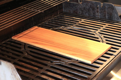 木の板で料理するバーベキュー料理「ウッドプランク」とは