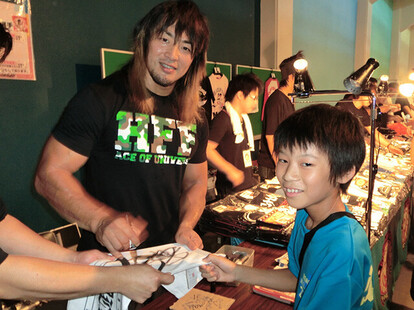今から約10年前、人生初のプロレス観戦で憧れの新日のスター・棚橋選手にサインをもらう戸上少年