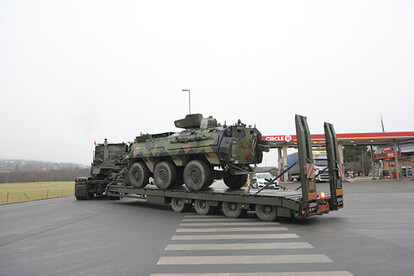 陸路の輸送の場合、大型キャリアカーに搭載して移動することになる。写真はノルウェー軍ＸＡ－１８５兵員輸送装甲車