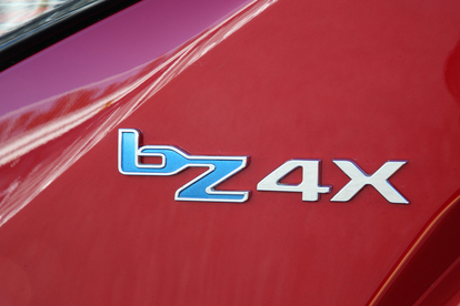 最新BEV「トヨタbZ4X」と「スバル・ソルテラ」のアウトドアSUVとしての期待値は？
