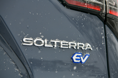 最新BEV「トヨタbZ4X」と「スバル・ソルテラ」のアウトドアSUVとしての期待値は？