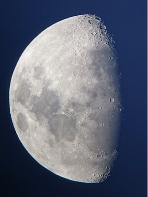 天体望遠鏡から見た月／イメージ　※奈良渕316駐車場にて撮影