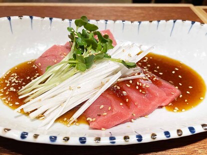 鉄板で焼く前にサーブされた「本マグロ焼きすき」1280円