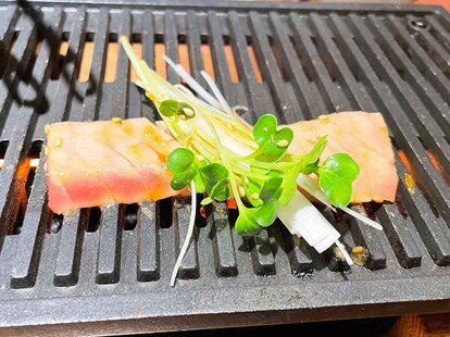 ある程度焼き上がったところでネギ、かいわれを乗せます