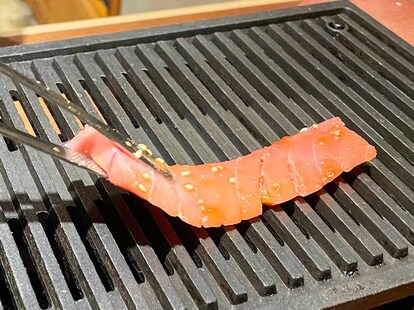 鉄板で焼いていきます