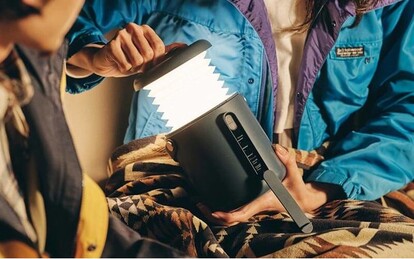 上部のつまみを引き上げるとランタンに。充電との同時利用も可能