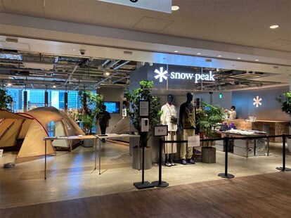 店内。テントやファッションアイテムなどが並ぶ。ここでしか購入できない限定アイテムも