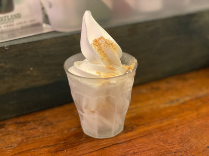トッピングのソフトクリーム。きなこはお願いすると、無料でトッピングしてくれます