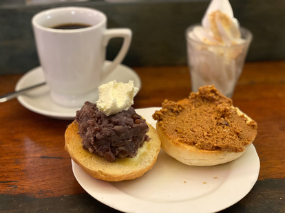 「小倉カイザー」に、きなこバターをトッピングしたもの。ソフトクリームには無料できなこがトッピングできます