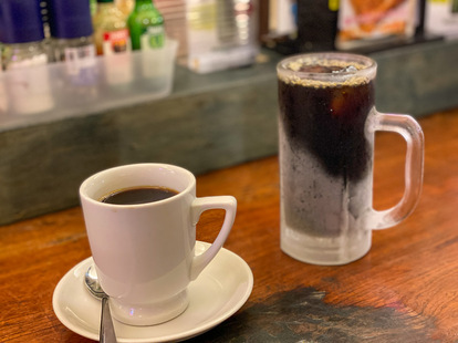 コーヒーはおかわり1杯まで無料。アイスコーヒーは朝は無料でジョッキに入れてくれます