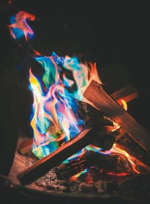 焚き火を盛り上げる炎色反応剤「アートファイヤーのブルーファイヤー」