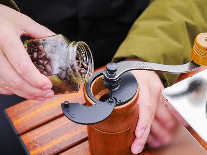 お好みの挽き具合で調整を。このガリガリと豆を挽く時間もコーヒーの一部ですね