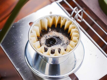 もっこり膨らんだ豆は鮮度が良い証。美しい湯線を生み出す細口ノズル、鶴口注ぎ口シェイプで思いのままに湯量をコントロールできる