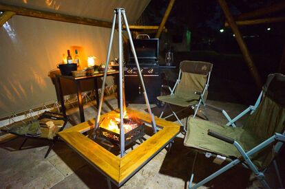 《年々増え続ける冬グランピングは魅力たっぷり!》愛知県でも非日常が味わえる!?期間限定の薪放題で焚火をして、冬のアウト…