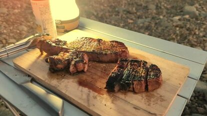 焚き火でドデカ肉を焼いてみたらビールが止まらん! これぞキャンプの醍醐味といわんばかりのワンパク飯に「ワイルドだぜェ」