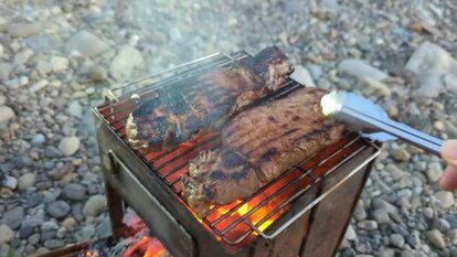 焚き火でドデカ肉を焼いてみたらビールが止まらん! これぞキャンプの醍醐味といわんばかりのワンパク飯に「ワイルドだぜェ」