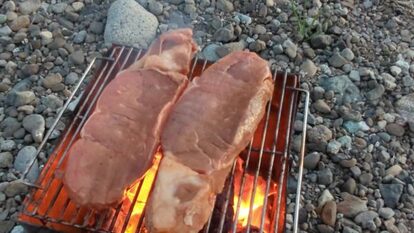 焚き火でドデカ肉を焼いてみたらビールが止まらん! これぞキャンプの醍醐味といわんばかりのワンパク飯に「ワイルドだぜェ」