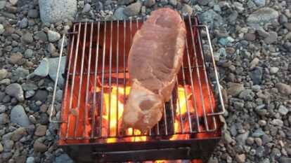 焚き火でドデカ肉を焼いてみたらビールが止まらん! これぞキャンプの醍醐味といわんばかりのワンパク飯に「ワイルドだぜェ」