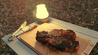 焚き火でドデカ肉を焼いてみたらビールが止まらん! これぞキャンプの醍醐味といわんばかりのワンパク飯に「ワイルドだぜェ」