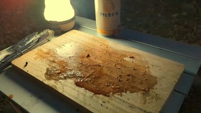 焚き火でドデカ肉を焼いてみたらビールが止まらん! これぞキャンプの醍醐味といわんばかりのワンパク飯に「ワイルドだぜェ」