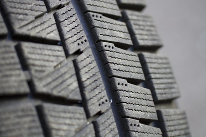 スタッドレスタイヤの寿命を延ばす方法とは