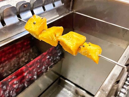 自動で回る回転串焼き「くるり串」