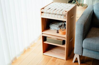 【新開発】1台3役。インドア・アウトドアの両シーンで活躍する吉野杉のシェルフコンテナテーブル・チェアを開発し先行予約販…