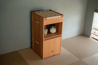 【新開発】1台3役。インドア・アウトドアの両シーンで活躍する吉野杉のシェルフコンテナテーブル・チェアを開発し先行予約販…