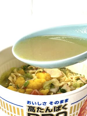 2.「カップヌードルPRO 高たんぱく＆低糖質シーフードヌードル」（日清食品）スープも通常verにはない皮膚や骨の重要なたんぱく質「コラーゲンペプチド」を配合