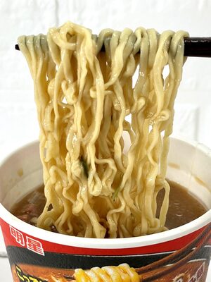 1.「ロカボNOODLESおいしさプラス こってり醤油」（明星食品）食物繊維や難消化性でんぷんと数種類の旨み成分ねり込みでつるみのある食感のノンフライ麺に