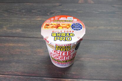 「カップヌードル 塩分控えめPRO 1日分のカルシウム&ビタミンD」。