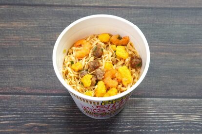 「カップヌードル 塩分控えめPRO 1日分のカルシウム&ビタミンD」。