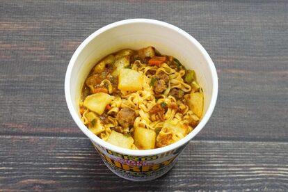 「カップヌードル 塩分控えめPRO 1日分のカルシウム&ビタミンD カレー」