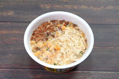 「マルちゃん 鶏肉盛りの黄色い博多ラーメン」