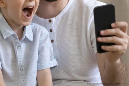 スマホ・スマートフォン・親子・父親・息子