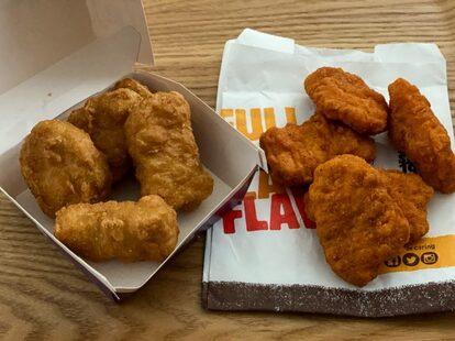 左の『バーガーキング』のチキンナゲット「極辛Z」にすり替えました