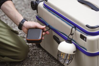 ケース外側にも小物を取り付けられる、荷掛け用のスリット入りテープ付き