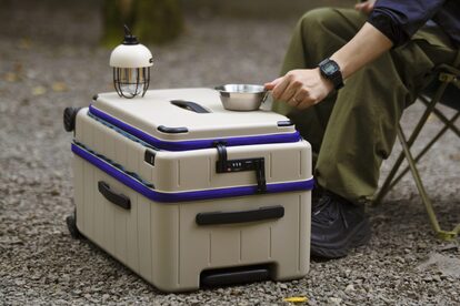 縦長のトランク型で、寝かせた際に場所を取らず、非常時は避難所などで簡易机として使用可能