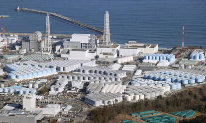 福島第一原発の敷地内に並ぶ処理水の保管タンク