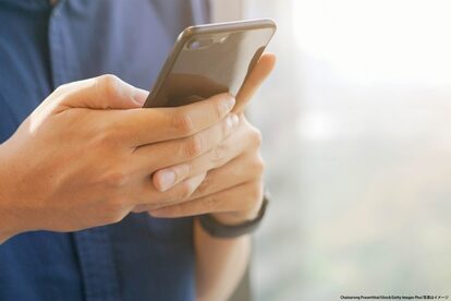 スマホを使う男性
