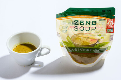 （28）えんどう豆のポタージュ（ZENB）338円／エンドウ豆をさやまで丸ごと使用。「豆感が薄く、クセのある香りは好き嫌いが分かれそう」（朝倉氏）