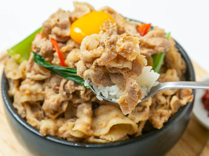 薄切りの豚肉はお店特製ダレで味付けされていて甘辛の美味しさ。そして薄切りなので柔らかい