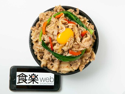 「豚プルコギ丼(メガ盛り)」2090円。パプリカの赤と青梗菜の緑がアクセントに