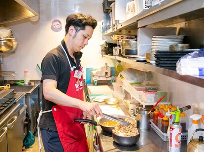 「これからの季節は鍋系がおすすめ。本場と同じルールで味わえますよ」店長さん