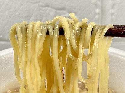 3.「セブンイレブン 最高に面倒で、最高にうまいラーメン。京都極濁鶏白湯」（日清食品）麺は日清カップ麺のハイプライスに使用されるノンフライ麺。お湯の2度入れだけに熱々の麺がかなりお店クオリティです