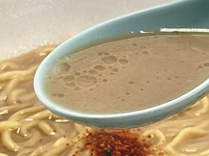 3.「セブンイレブン 最高に面倒で、最高にうまいラーメン。京都極濁鶏白湯」（日清食品）鶏を長時間煮込みミキサーにかけたような「とろみ」と「旨み」が感じられます