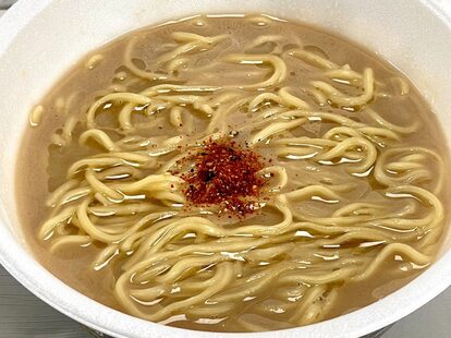 3.「セブンイレブン 最高に面倒で、最高にうまいラーメン。京都極濁鶏白湯」（日清食品）写真ではお伝えできませんが、明らかに香りが違います