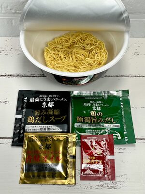 3.「セブンイレブン 最高に面倒で、最高にうまいラーメン。京都極濁鶏白湯」（日清食品）……袋が4つ。おっしゃる通り「めんどくさい」です。特に気をつけなければならないのが、「2回」給湯した後にスープを入れるところ